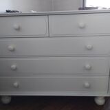 White lacquered chest of drawers