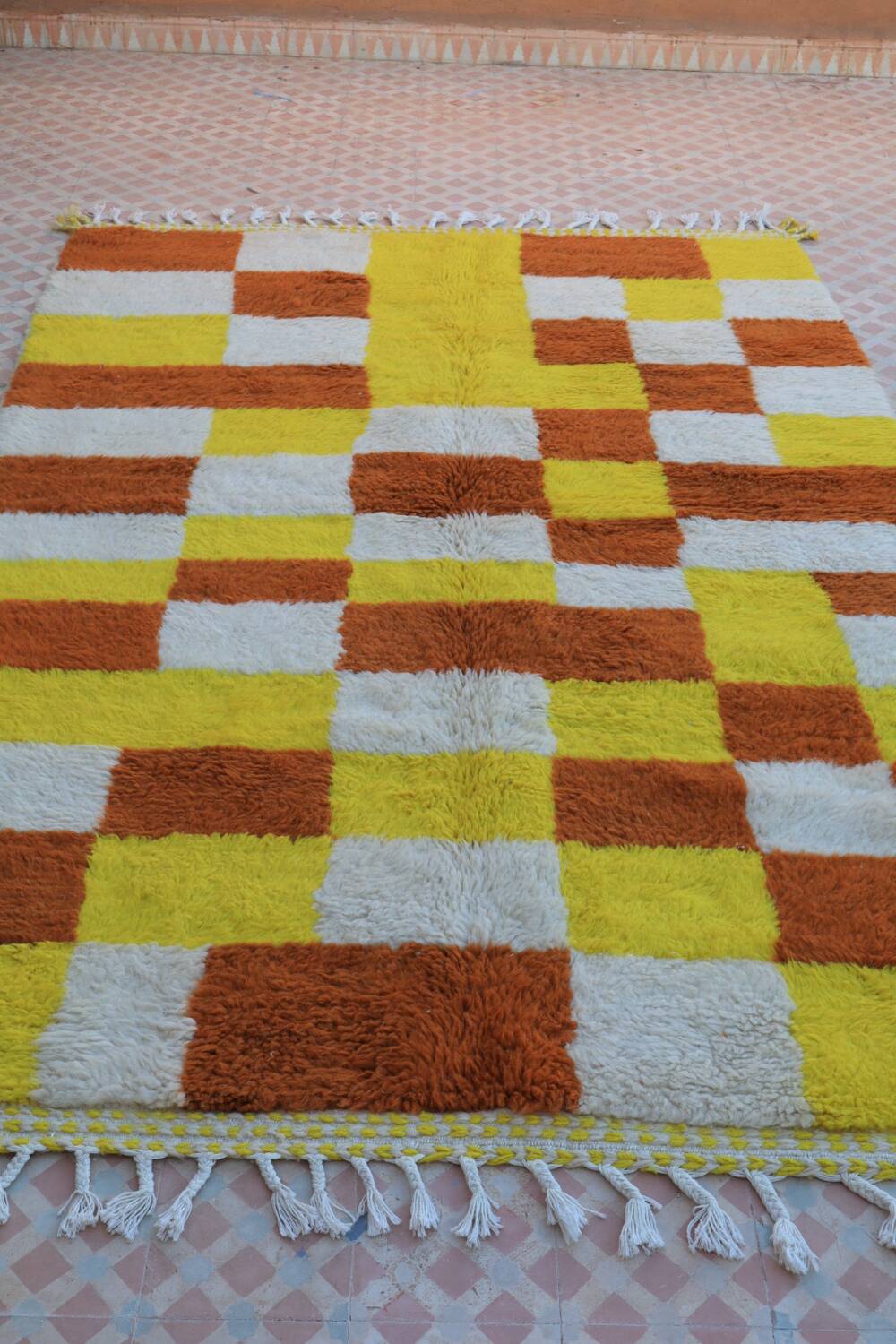 Tapis berbère marocain béni ouarain damiers jaune et marron