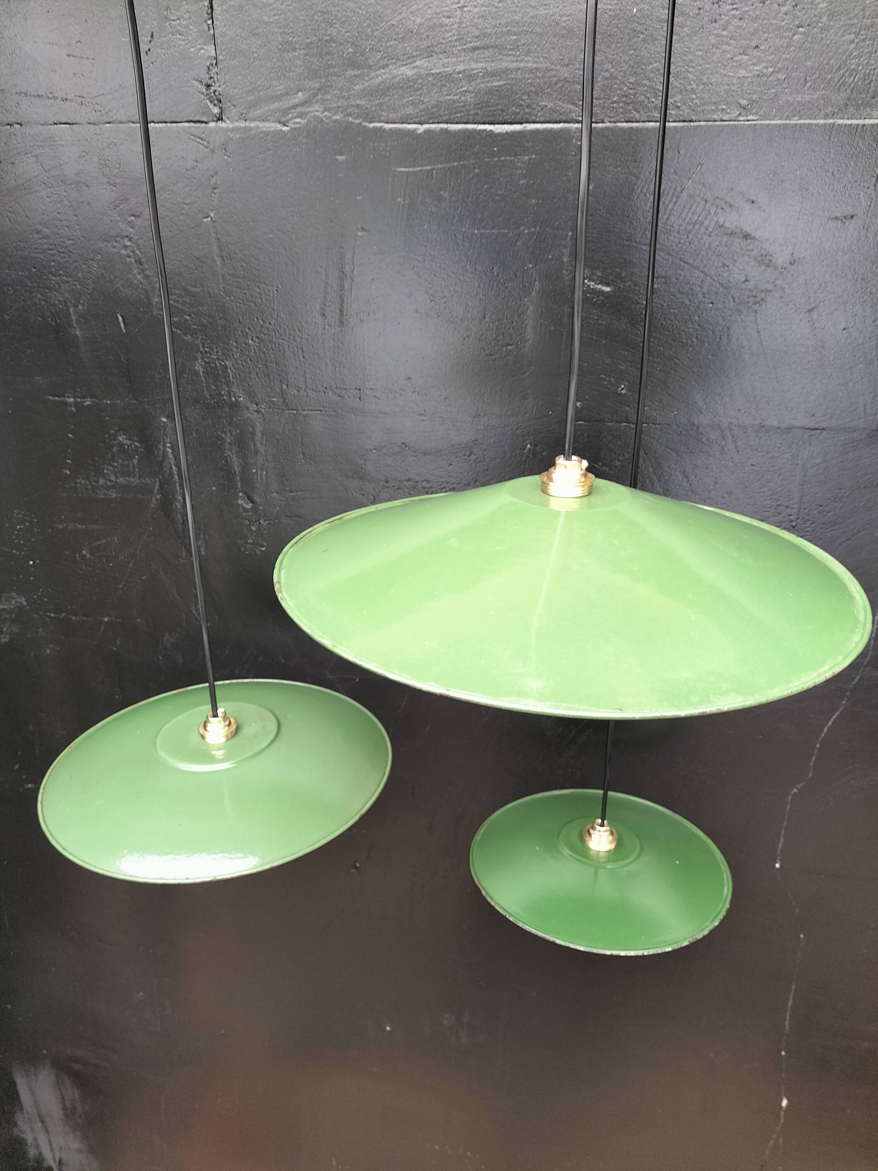 3 enamelled sheet metal suspensions