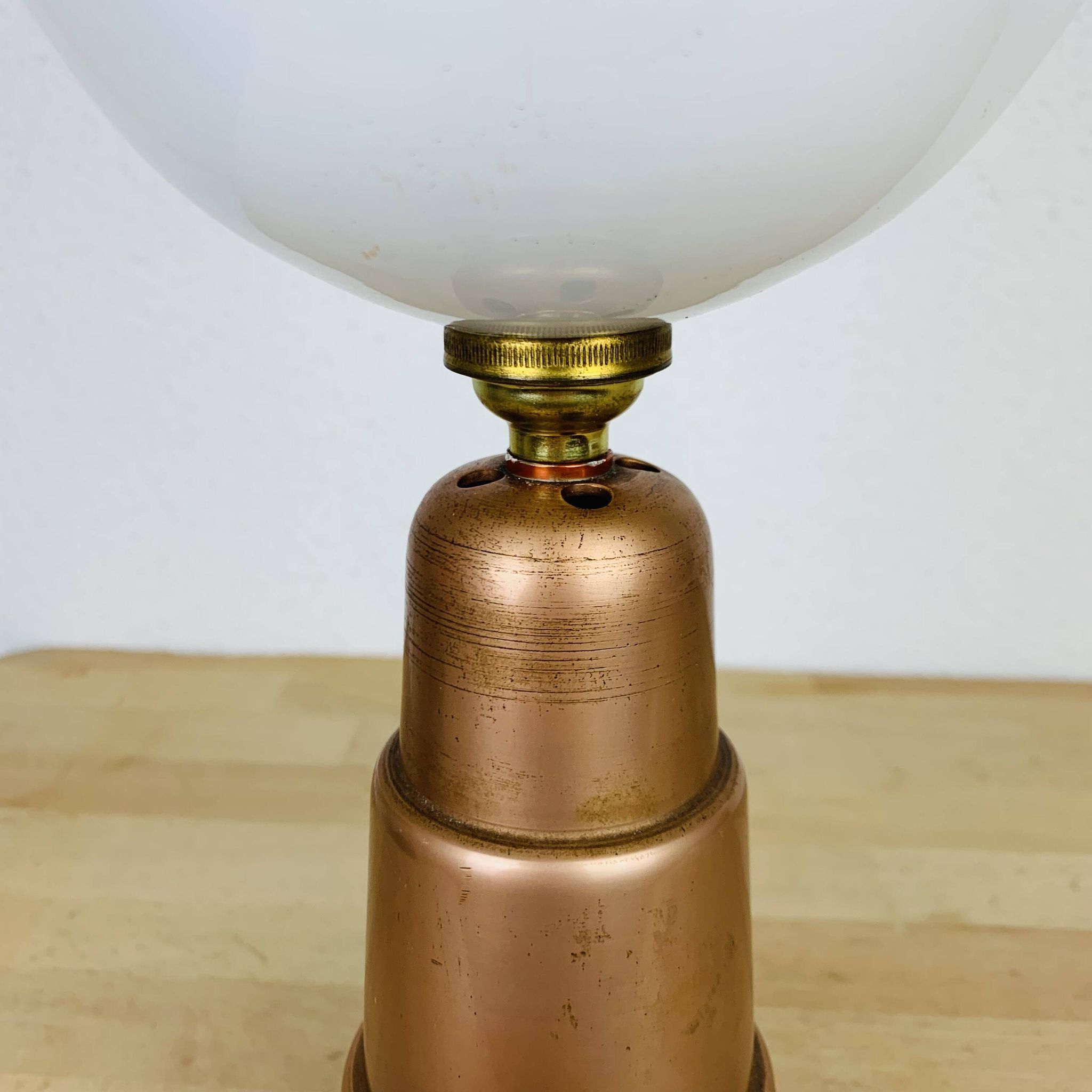 Lampe art déco conique cuivre et globe opaline