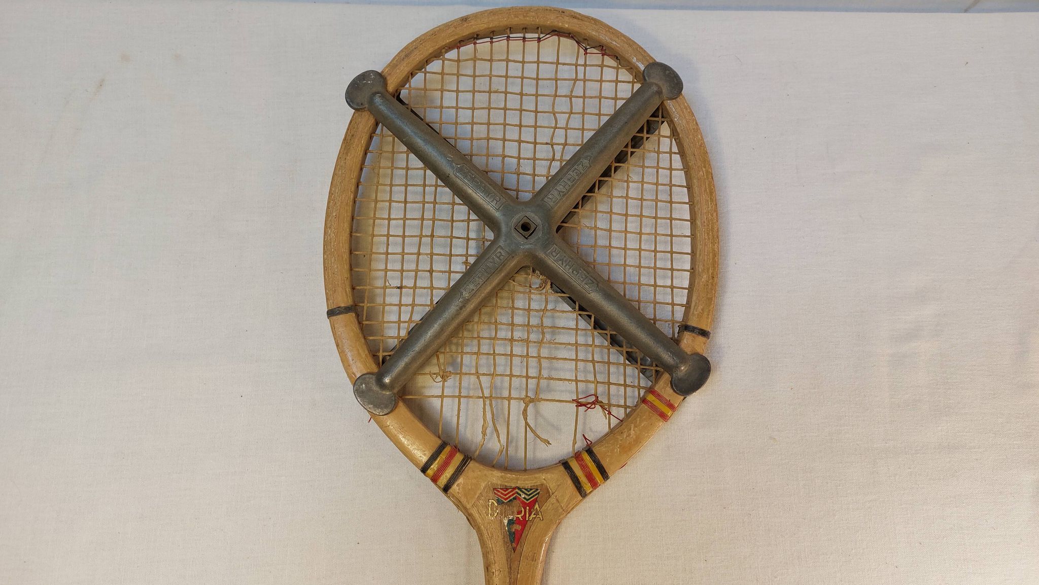 Ancienne raquette de tennis en bois doria spécial