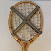 Ancienne raquette de tennis en bois doria spécial