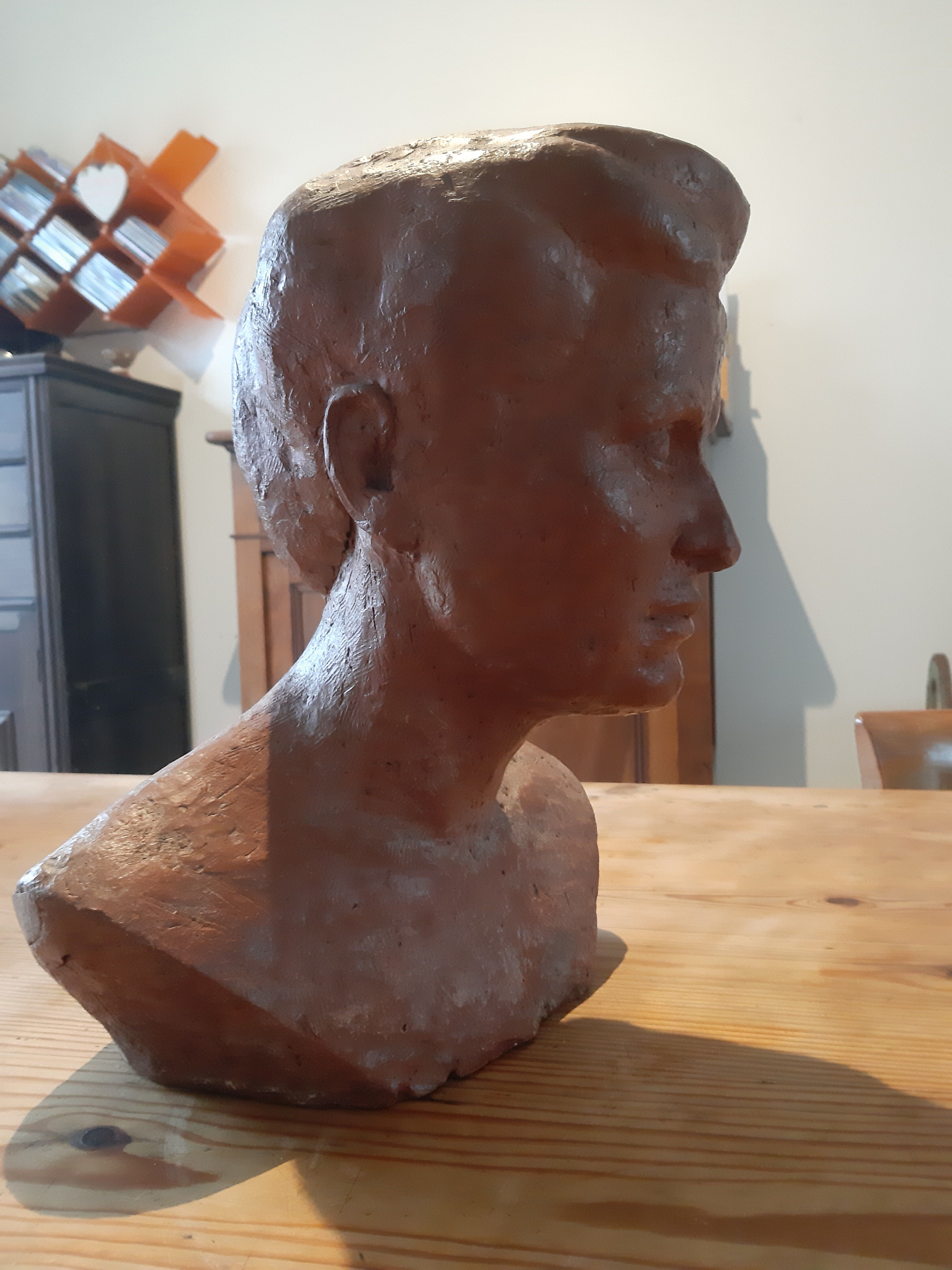 Bust woman of the 50s in terracotta