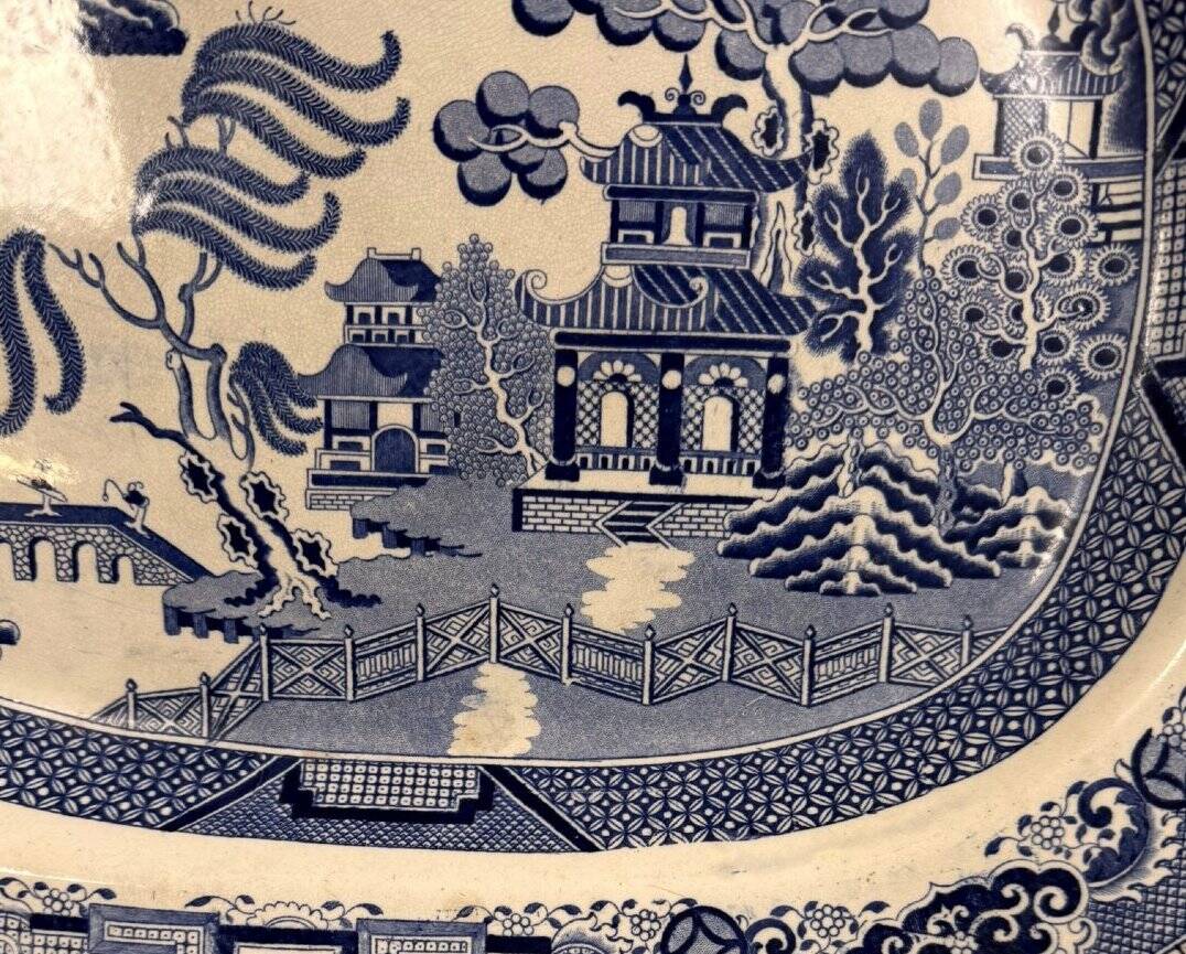 Grand plat en faïence fine bleu et blanc à décor chinoisant – XIXe