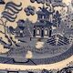 Grand plat en faïence fine bleu et blanc à décor chinoisant – XIXe