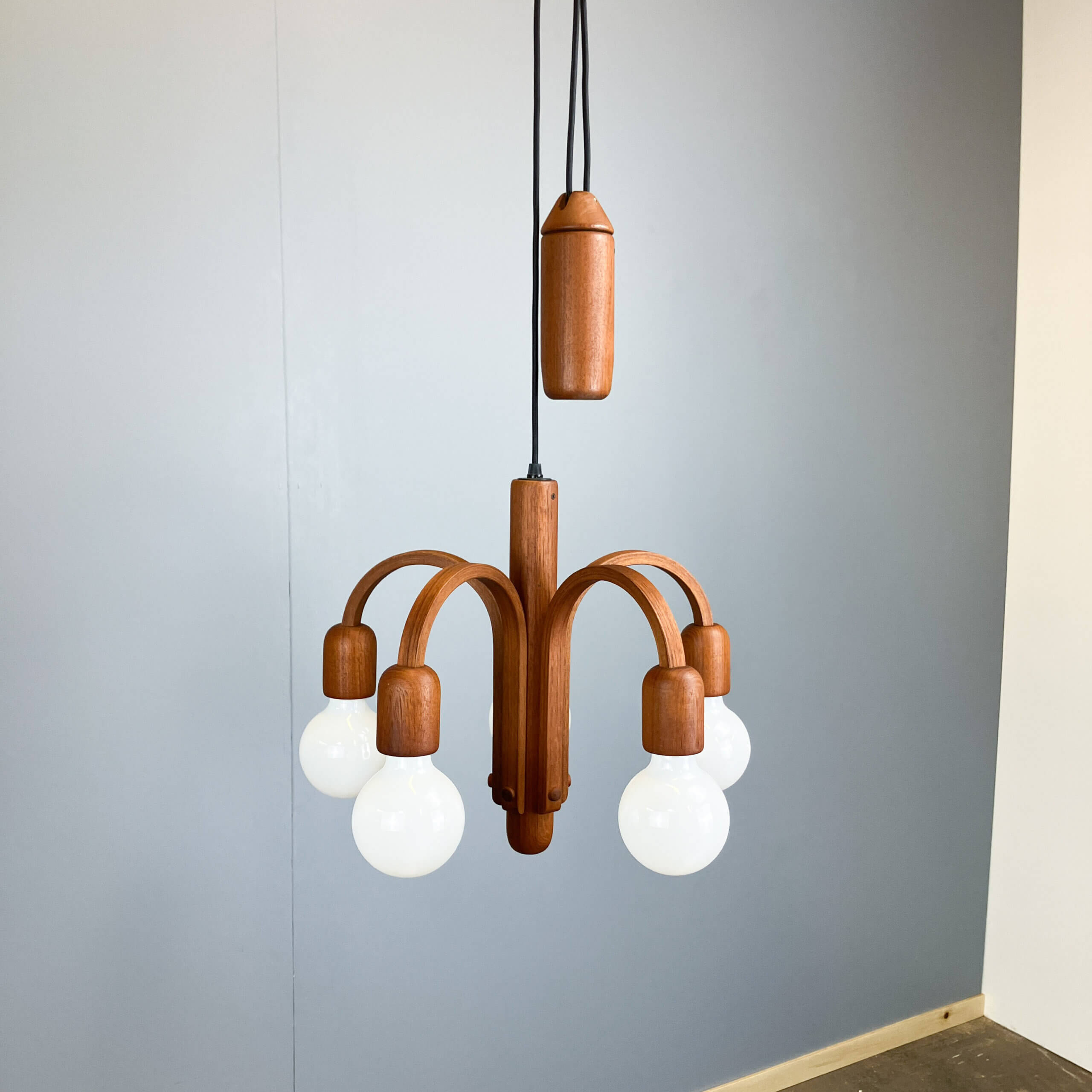 ‘Candela’ chandelier/pendant light by F. G. Schmidt for Domus, teak with 5 globe bulbs, 1960s