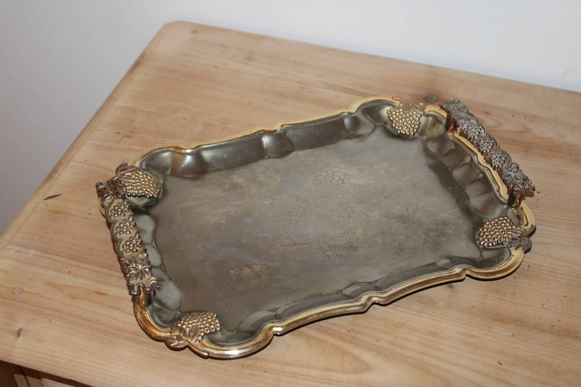 Vintage silver and gold metal serving tray – Grape cluster decoration – 36 cm