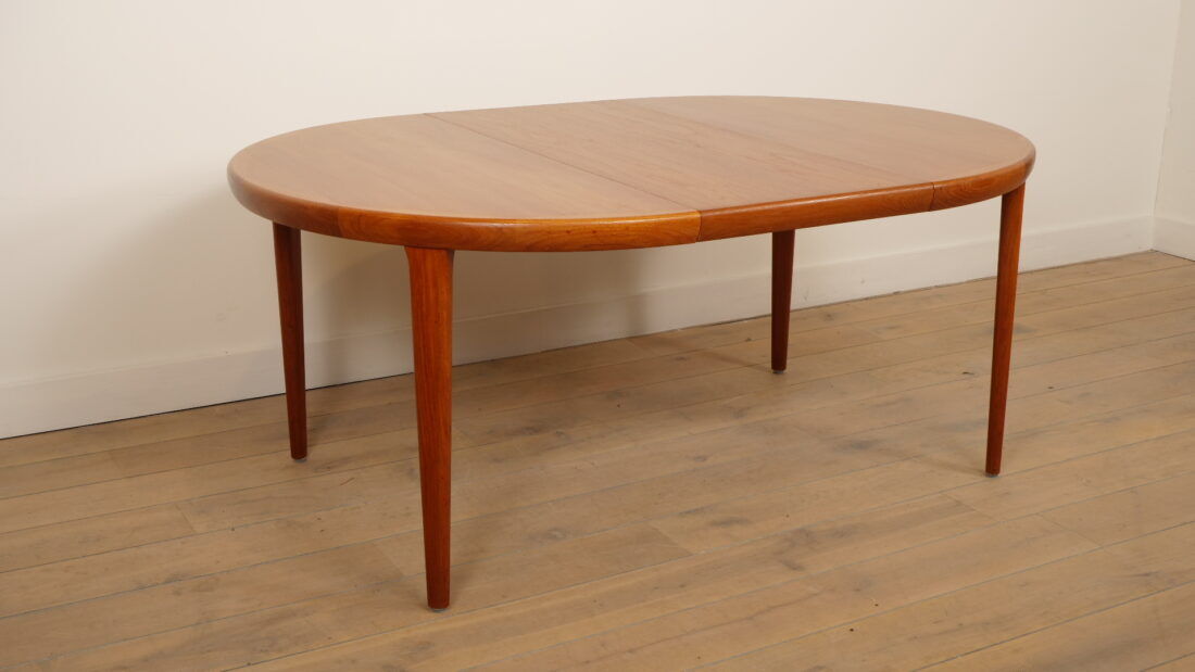 Vintage round dining table | Teak | Extendable | 120–220 cm