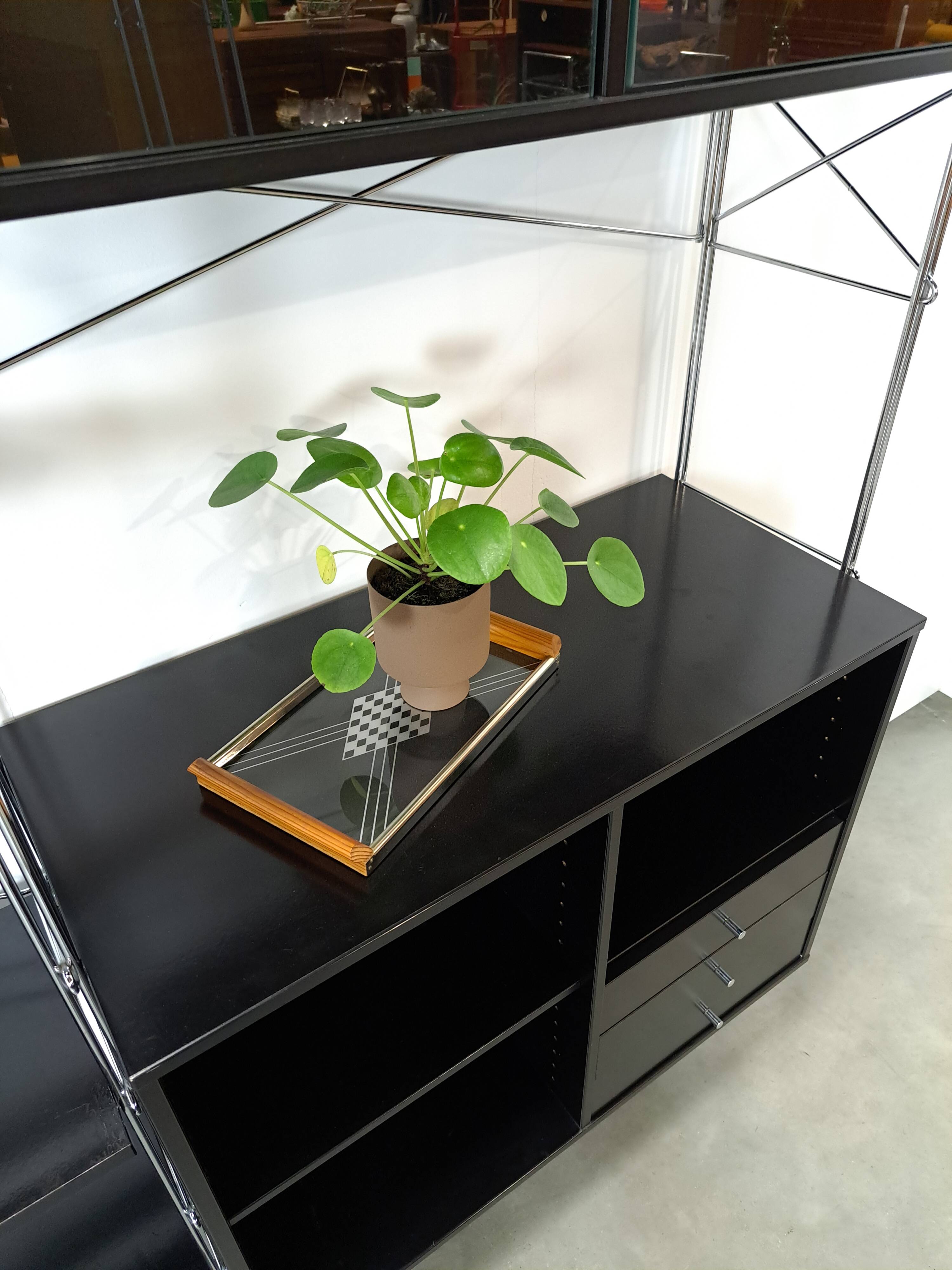Deens design Denka modulaire kast met chromen houders en planken