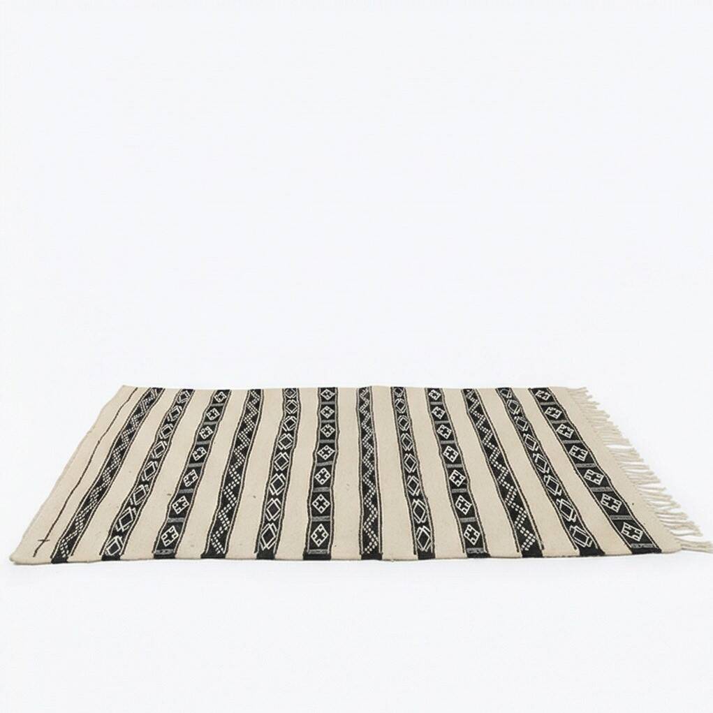 Tapis kilim ethnique blanc et noir