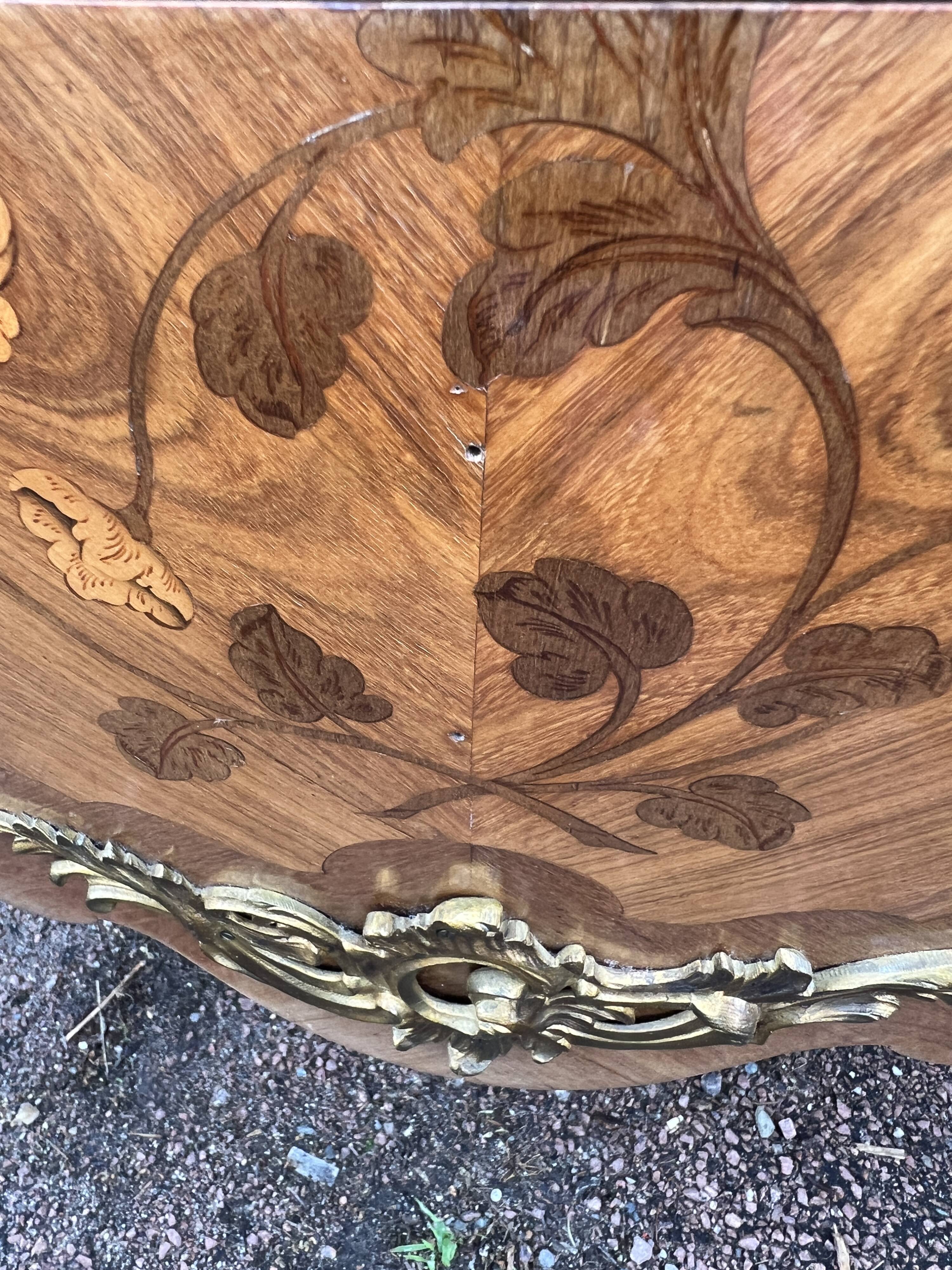 Louis XV style chest of drawers, inlaid with flowers