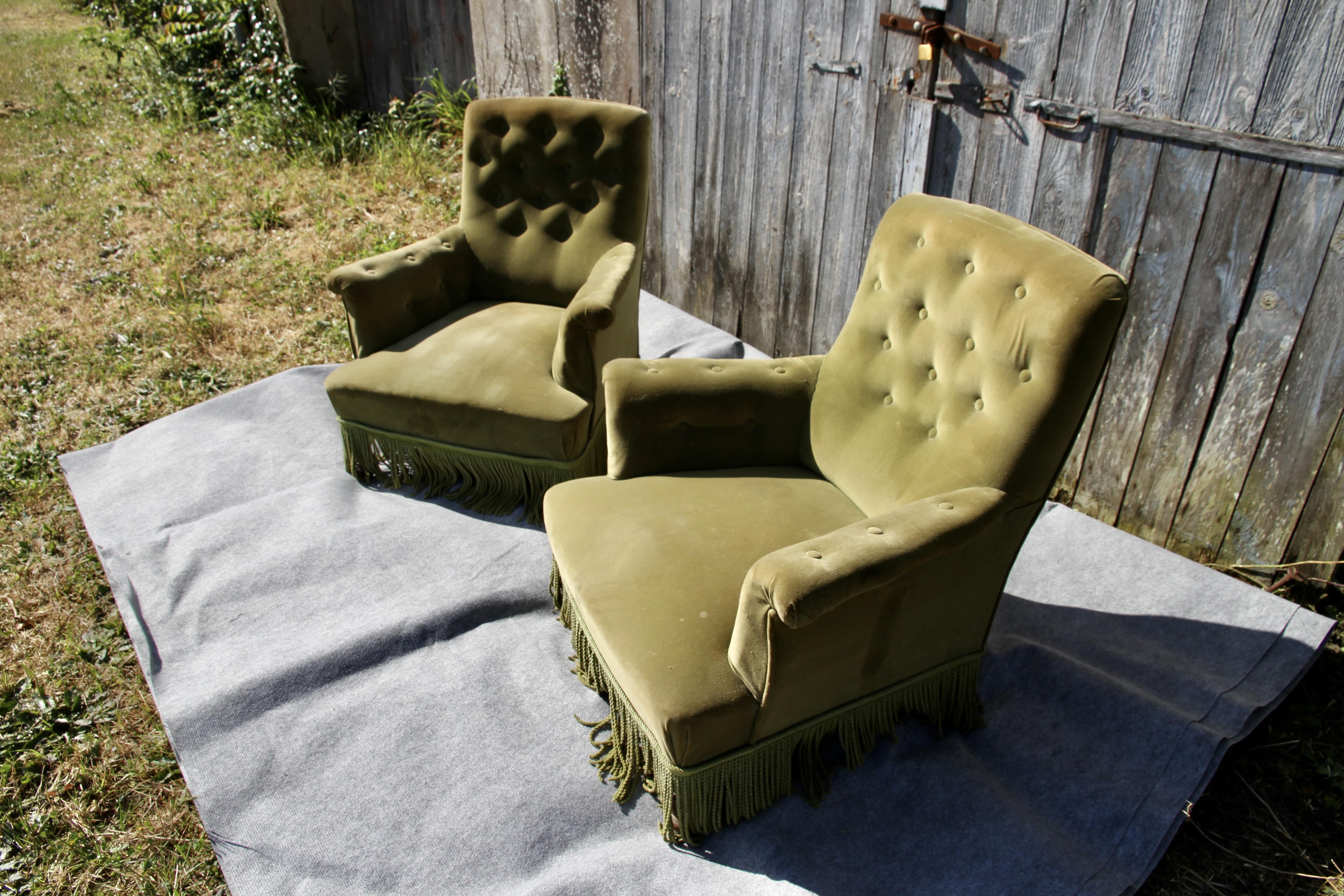 Paire de fauteuils en velours