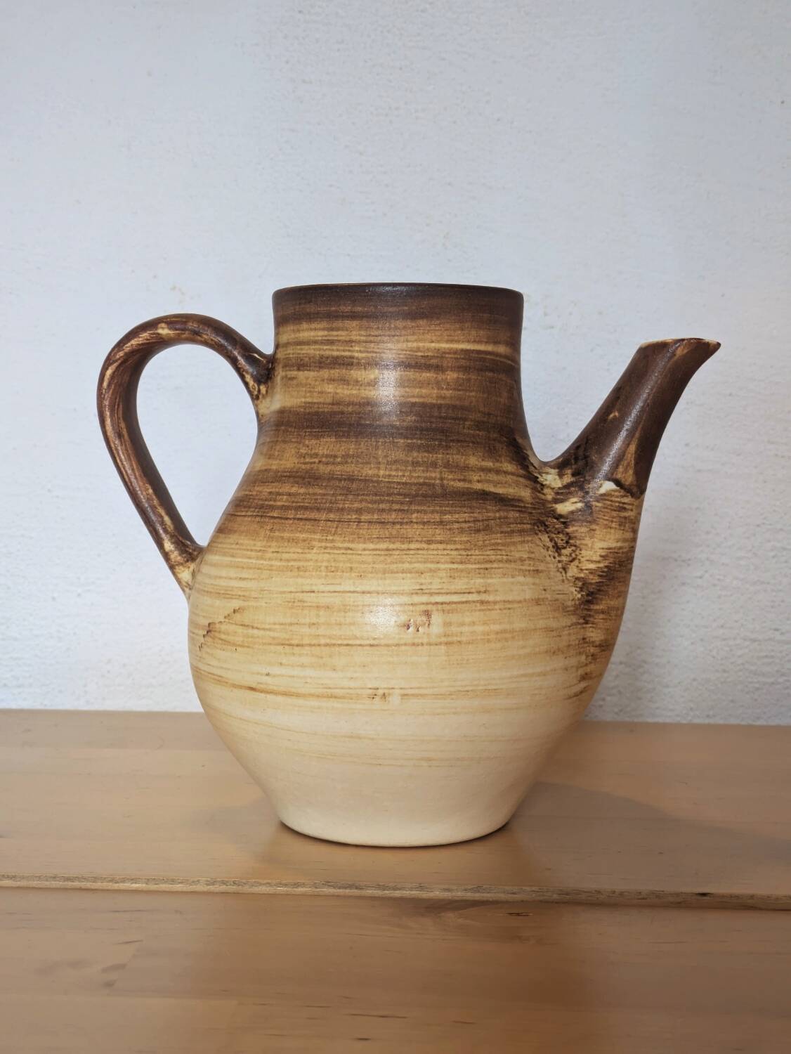 Pichet Longchamp en céramique décorée à la main