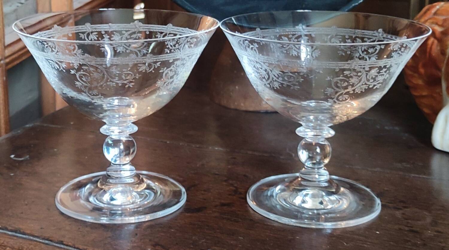 Anciennes coupes à champagne XL décor ciselé
