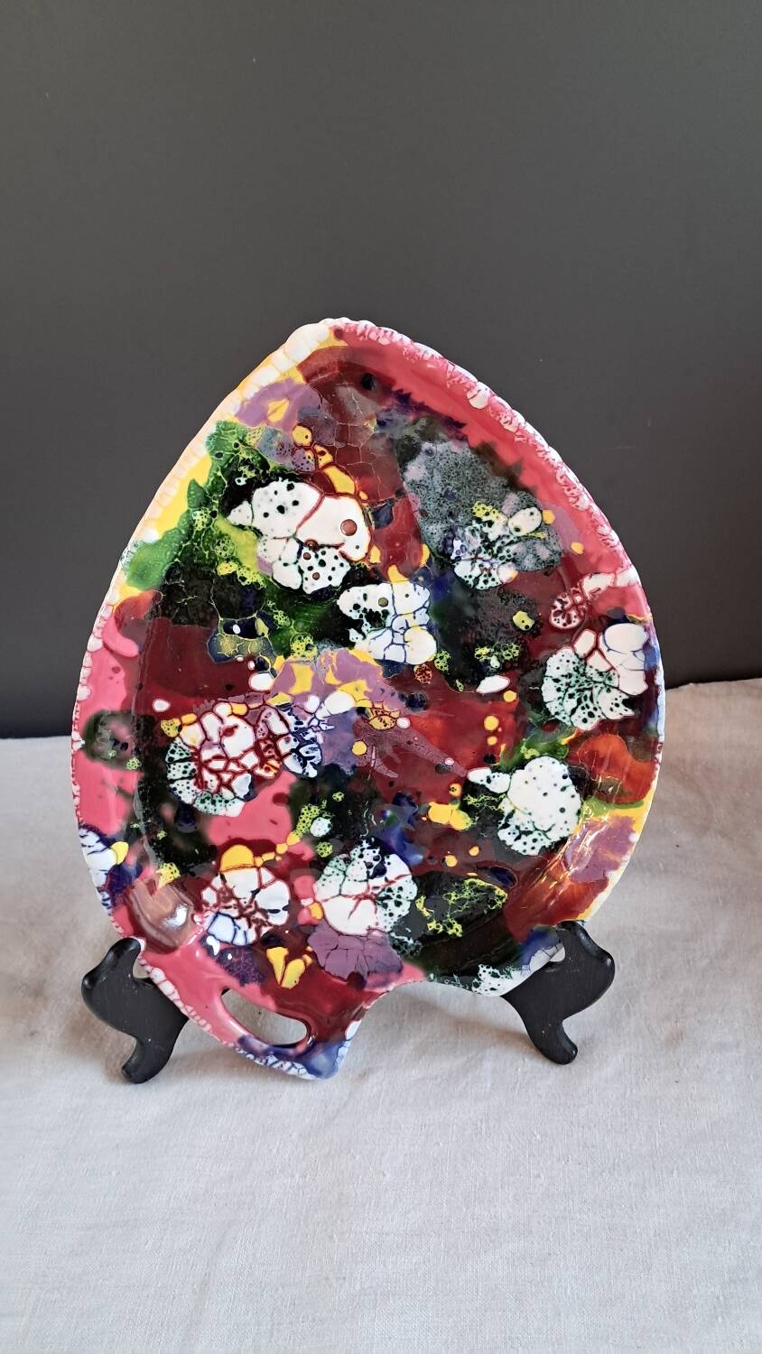 Ceramic plate dressing table