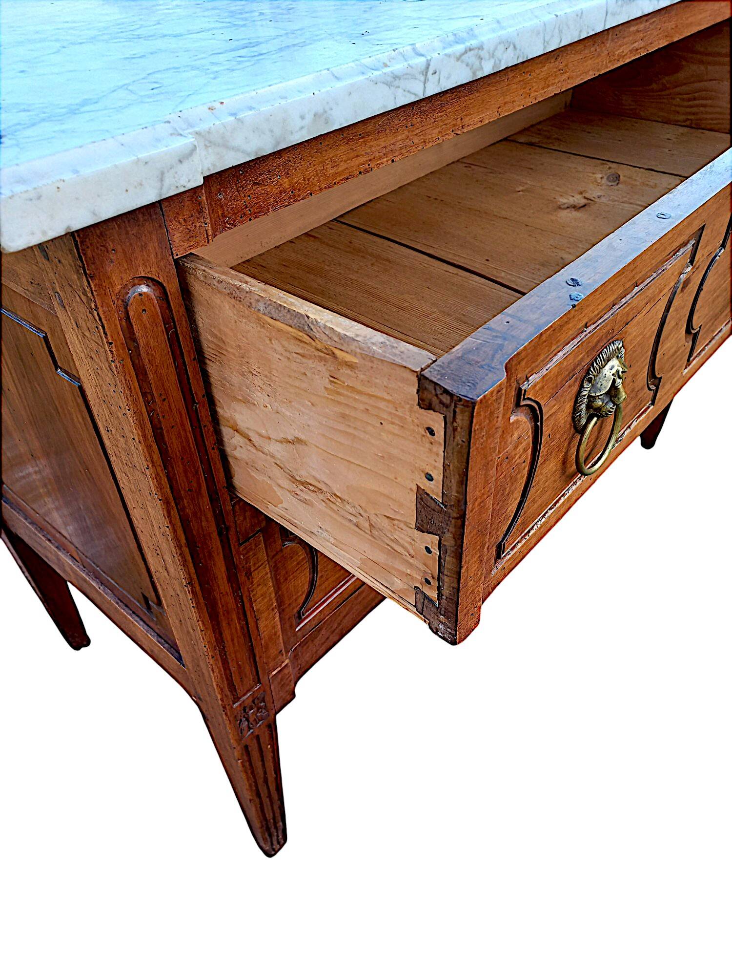 Commode sauteuse Louis XVI en bois fruitier