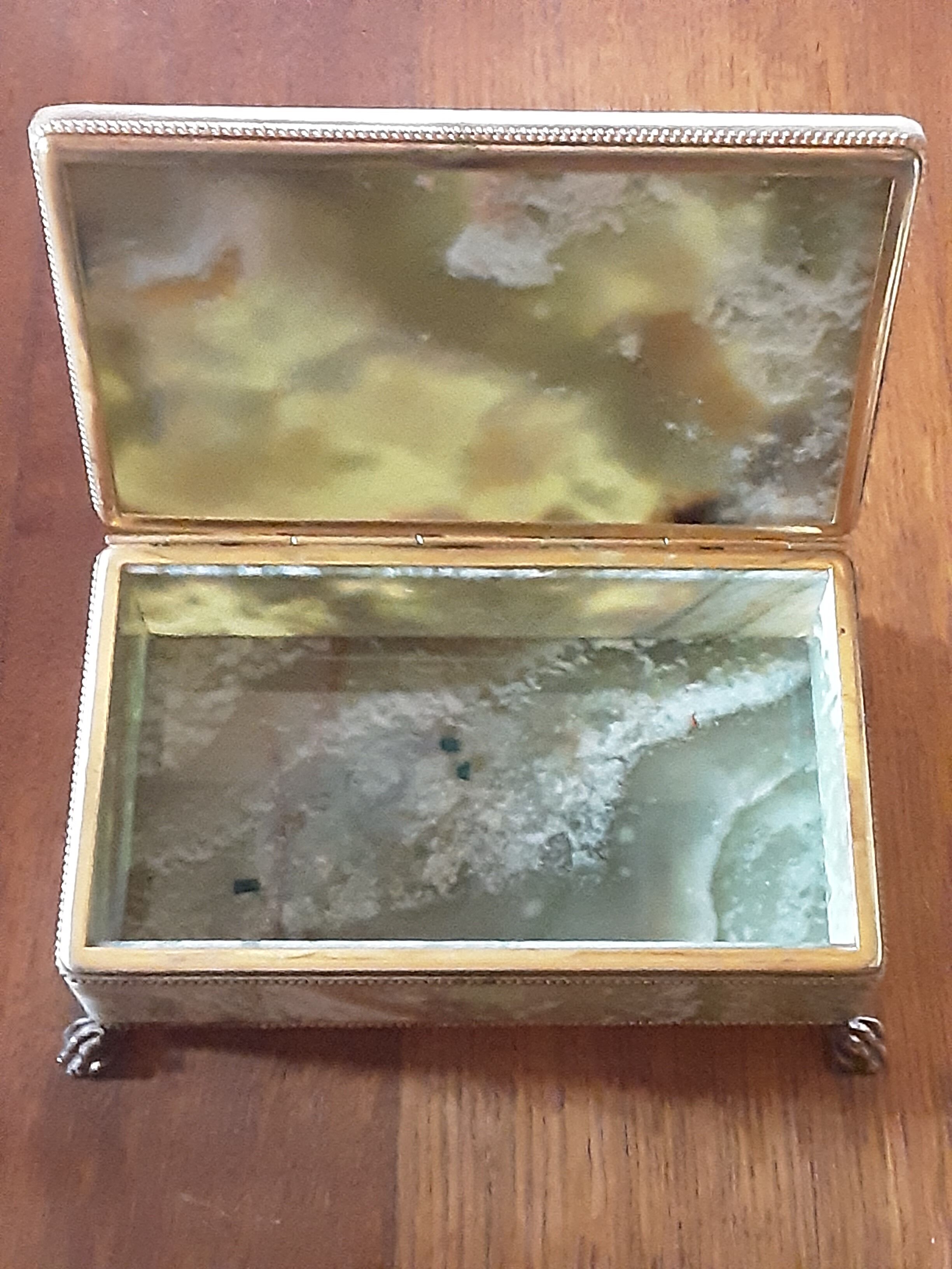Alabaster Jewelry Box of superb alliance of green and ocher hues