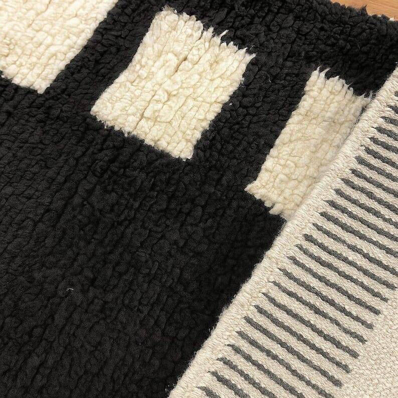 Handmade traditional Atlas Berber rug size 2.5/2 m