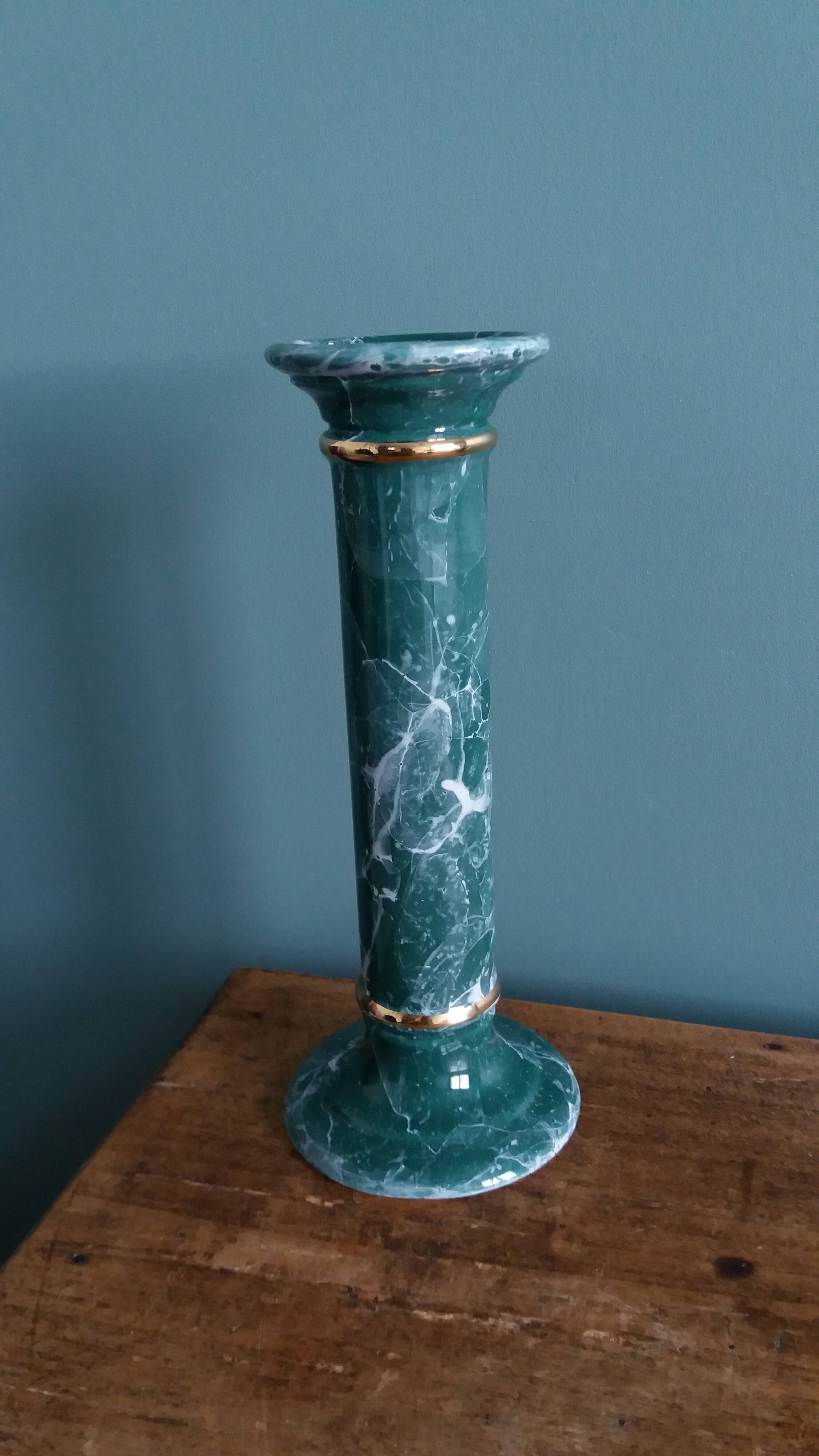Bougeoir colonne en céramique effet marbre vert et or