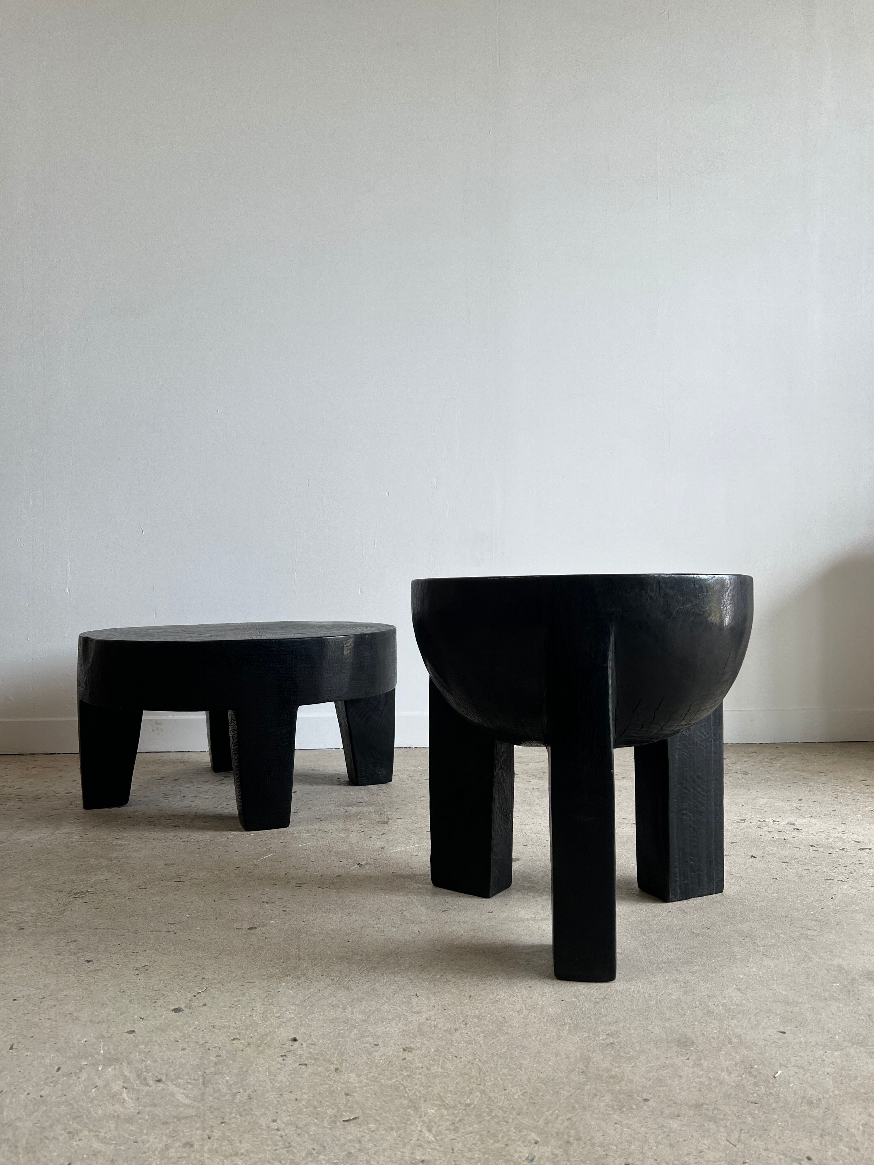 Black mango wood tripod side table with a semi-spherical top, height: 45 cm, diameter: 44 cm.