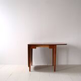 Extendable table with flaps