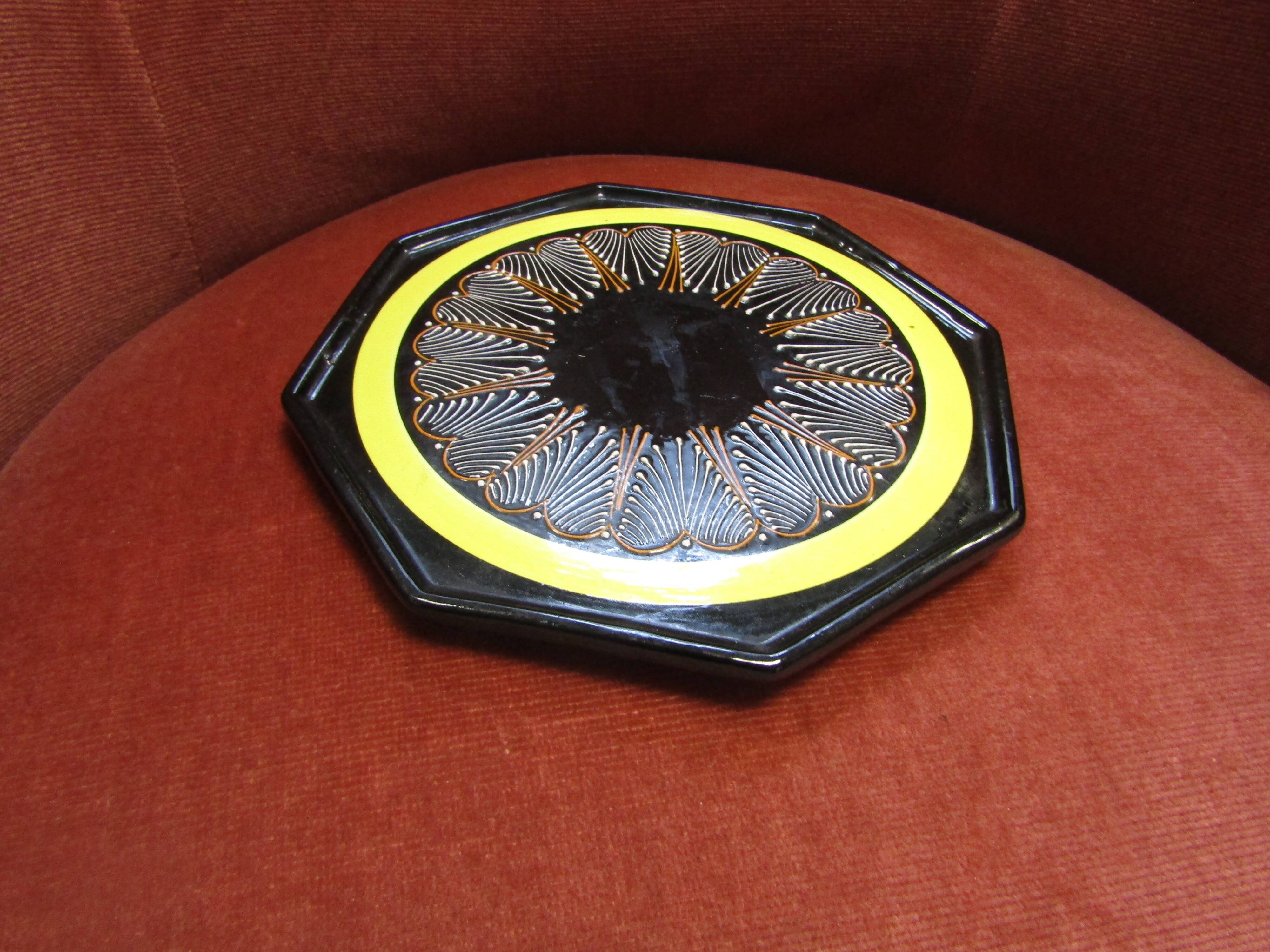 Hb Quimper octagonal plate of dominant colors black and yellow