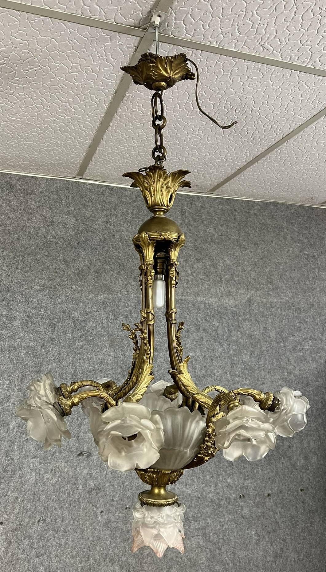 Lustre en bronze doré avec verrerie aux roses et coquilles