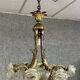 Lustre en bronze doré avec verrerie aux roses et coquilles