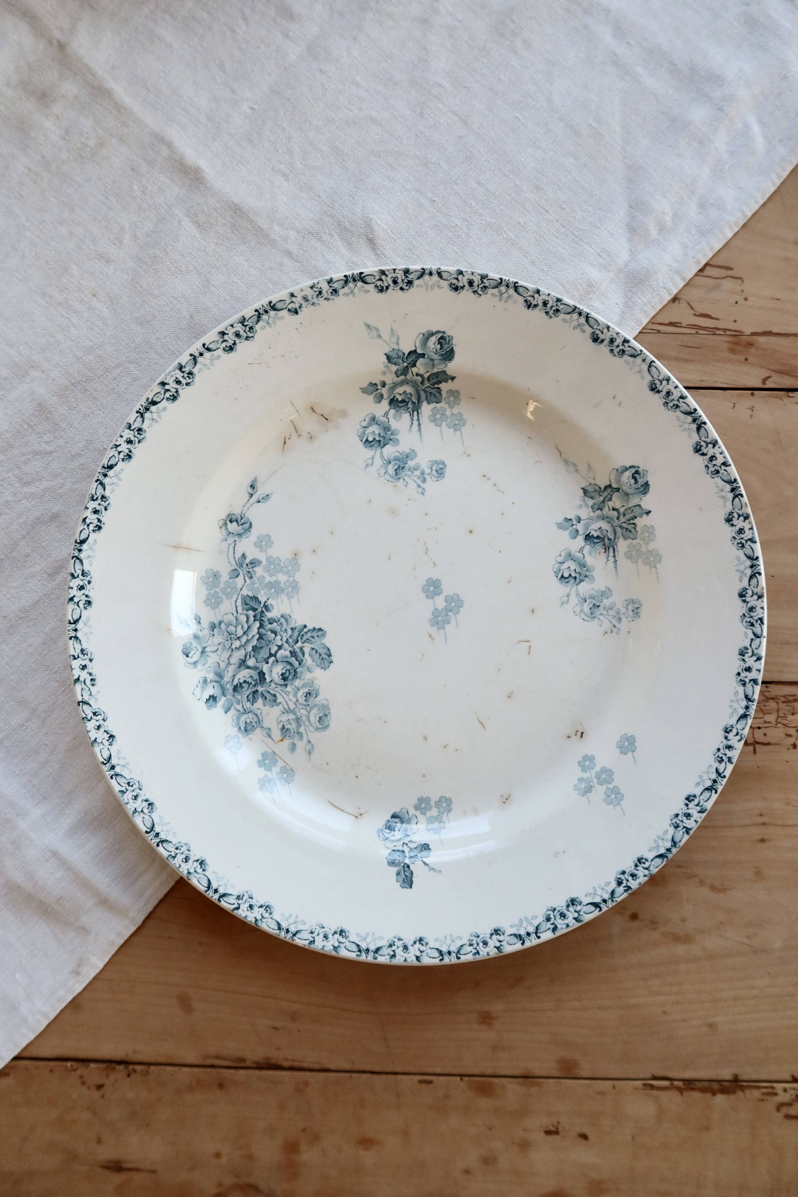 Round serving dish, old ironstone from Choisy le Roi, HB&Cie model Lucie.