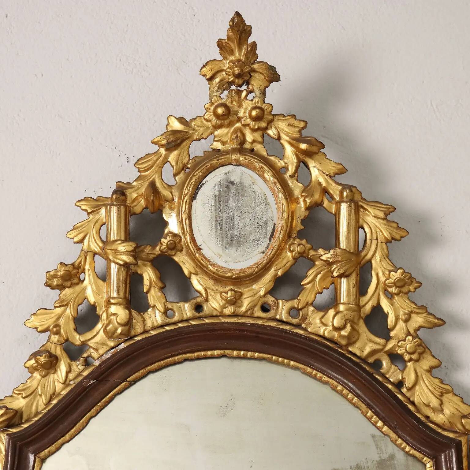 Neoclassical antique mirror in gilded wood, Italy, 18th century.