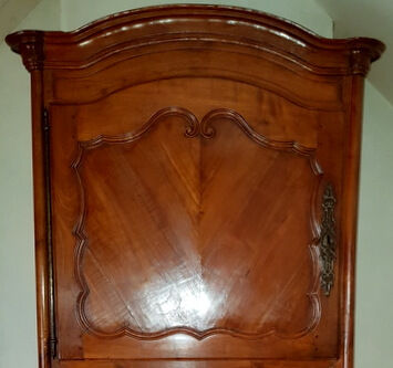 Buffet cabinet vendéen with caramel patina