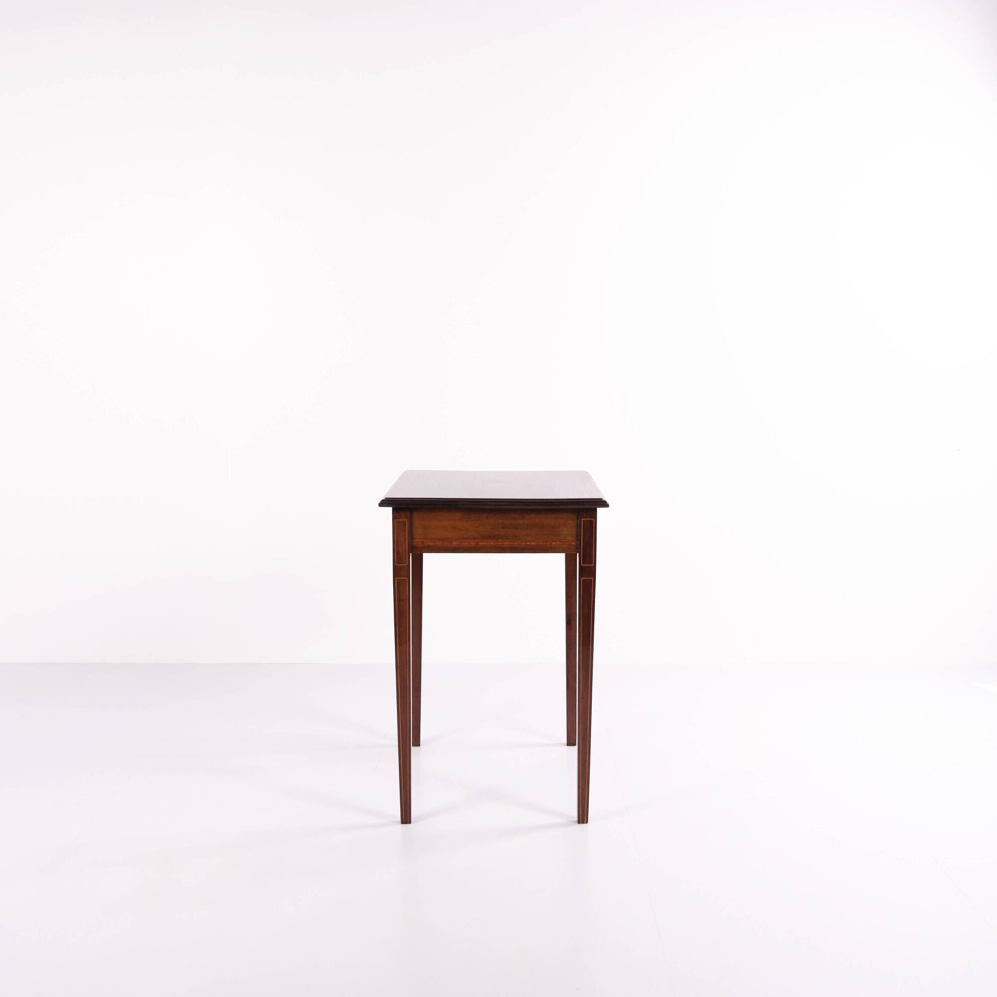 Side table - Hand polished - Decorated with fruit wood inlay - Crafted in mahogany - 1920s