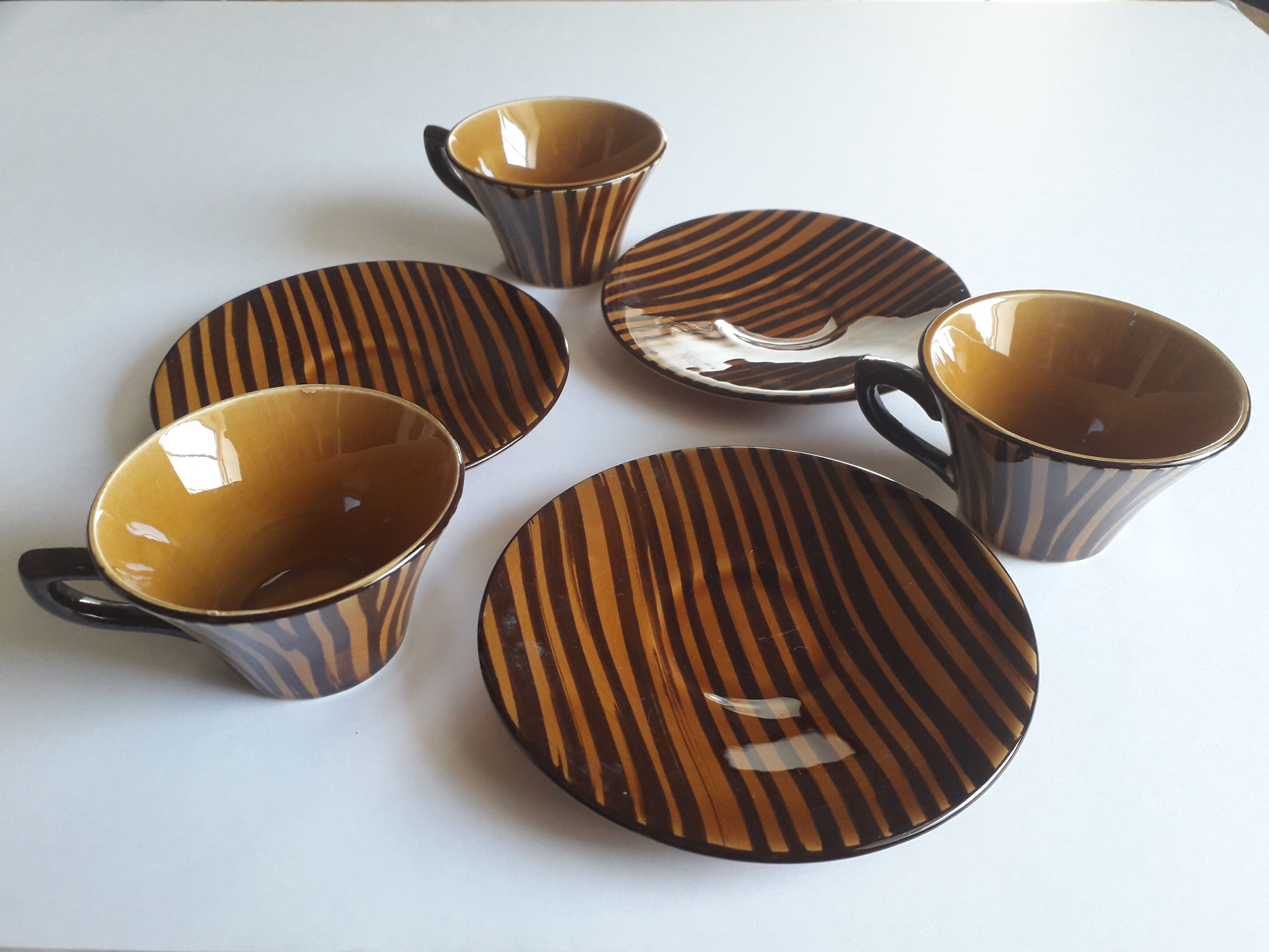 Domino model zebra coffee cups