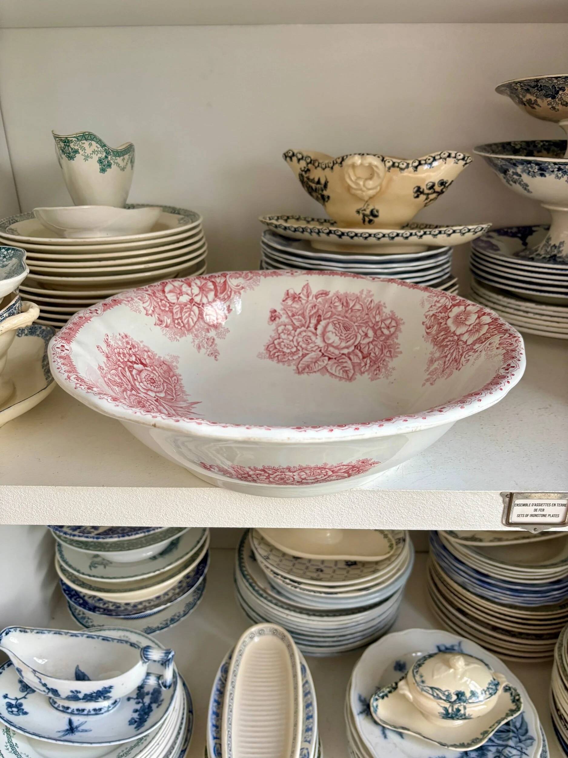 Onnaing salad bowl in pink ironstone, "Flora" service