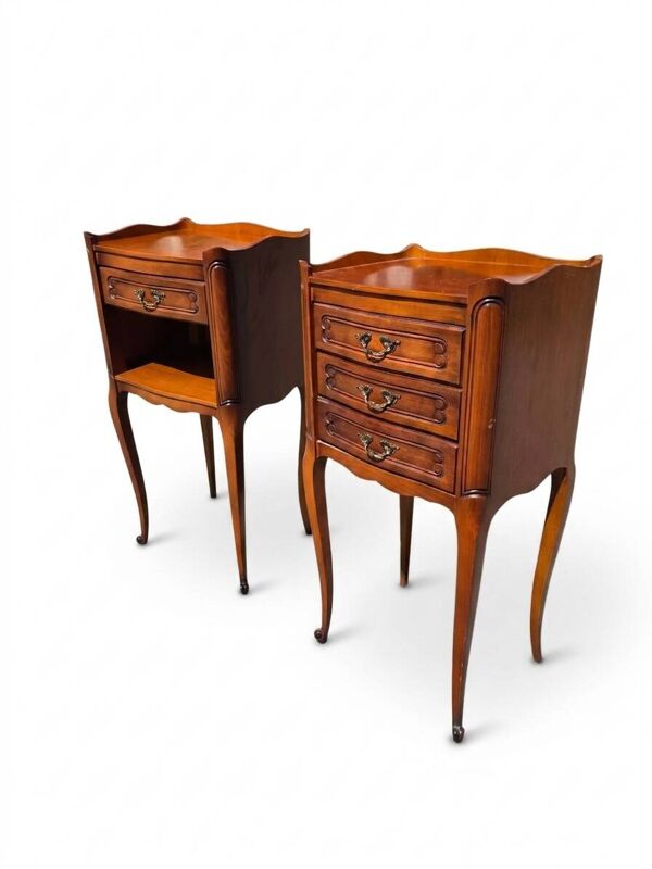Paire de tables de chevet style Louis XV en merisier