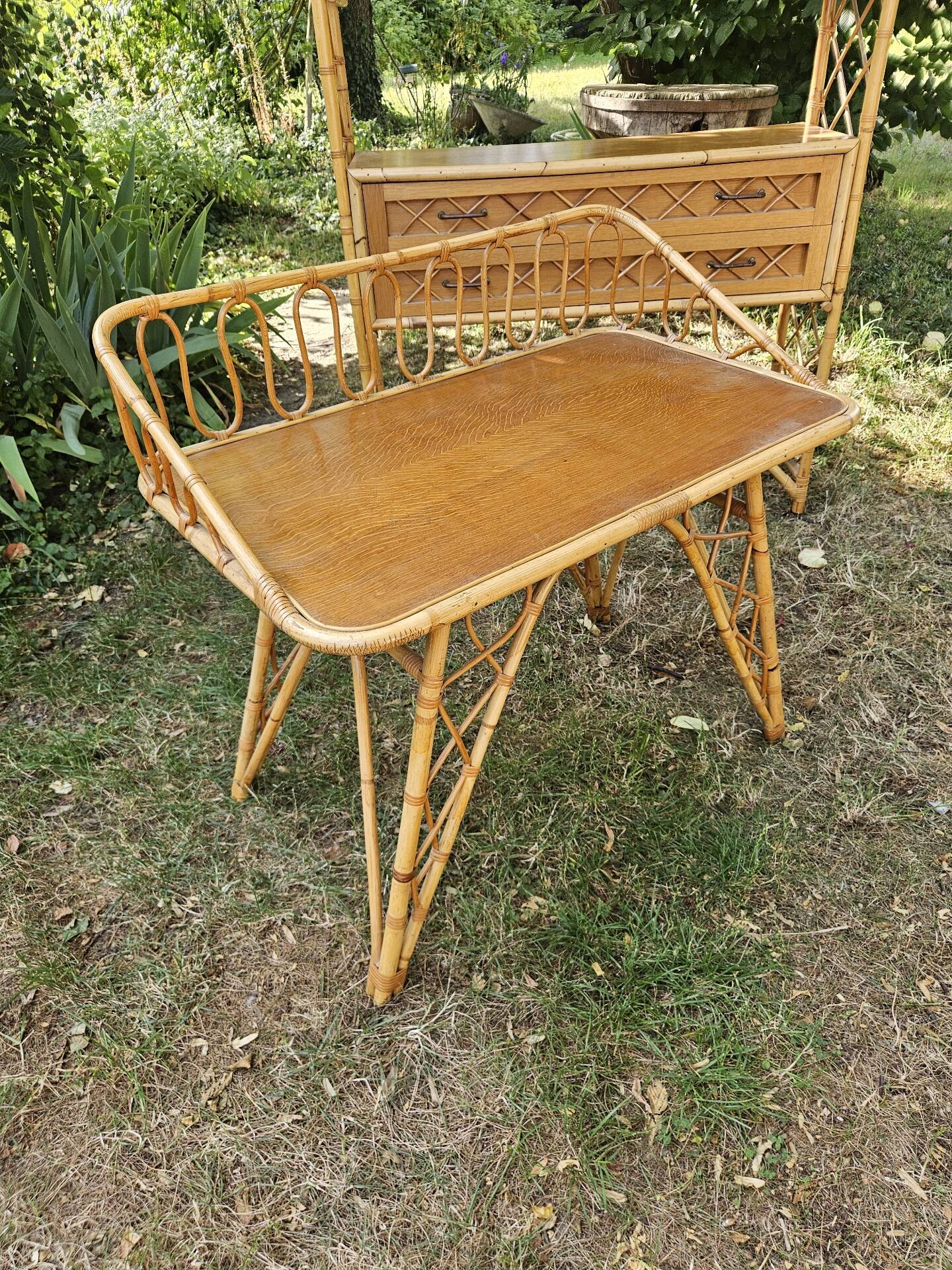 Rattan bamboo display shelf + vintage desk from the 50s-60s-70s.