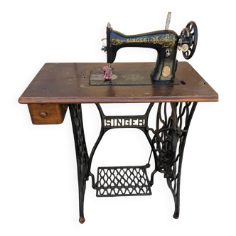 Functional Singer sewing machine