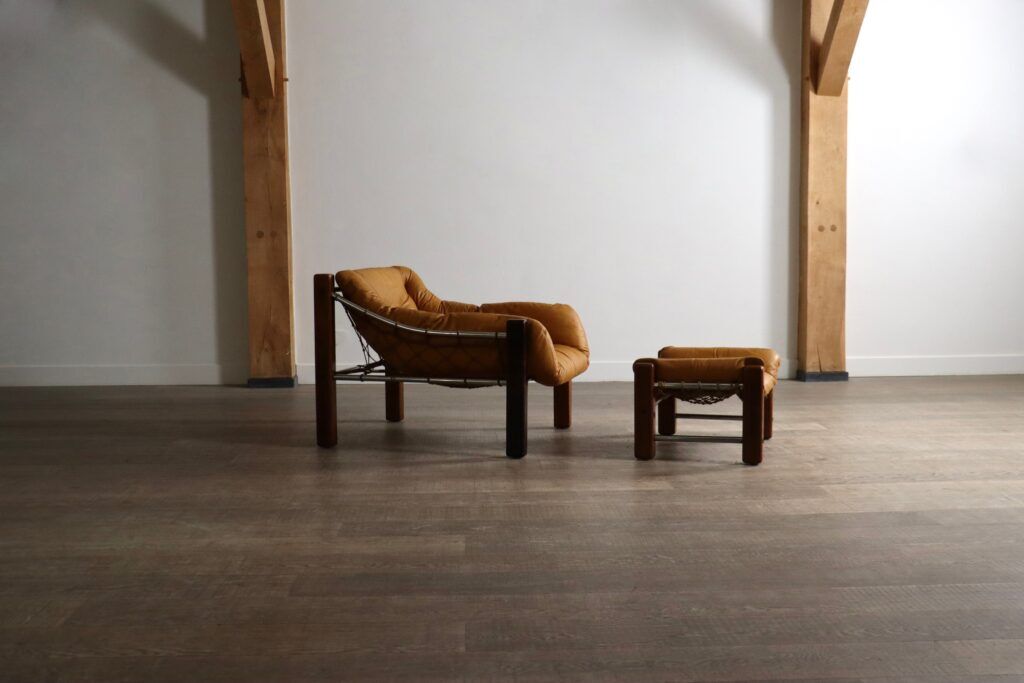 Fauteuil Amazonas avec repose-pieds en cuir cognac par Jean Gillon Brésil