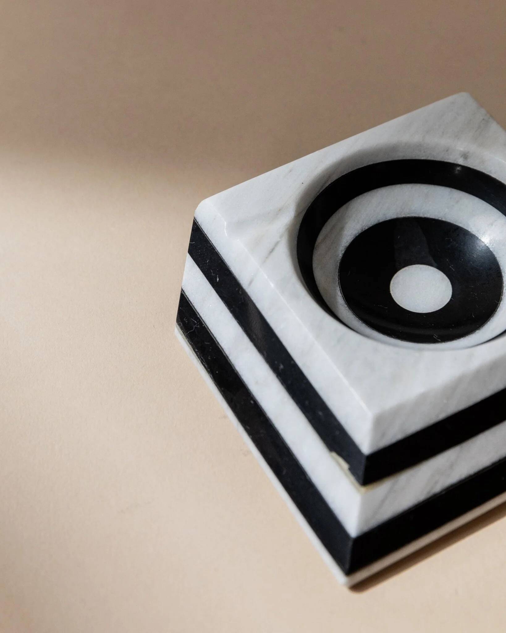 Cendrier vintage en marbre - illusion d’optique rayée noir et blanc - Art déco Italie années 1930