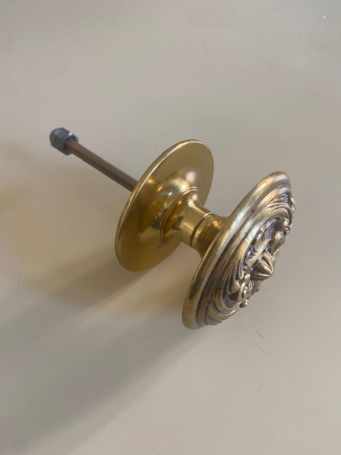 Entrance door pull handle in solid brass