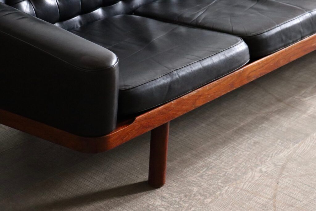 Arne Halvorsen sofa model '2010' in black leather, Norway, 1960s