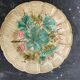 Assiette en barbotine motif feuille de vigne et raisins belle époque
