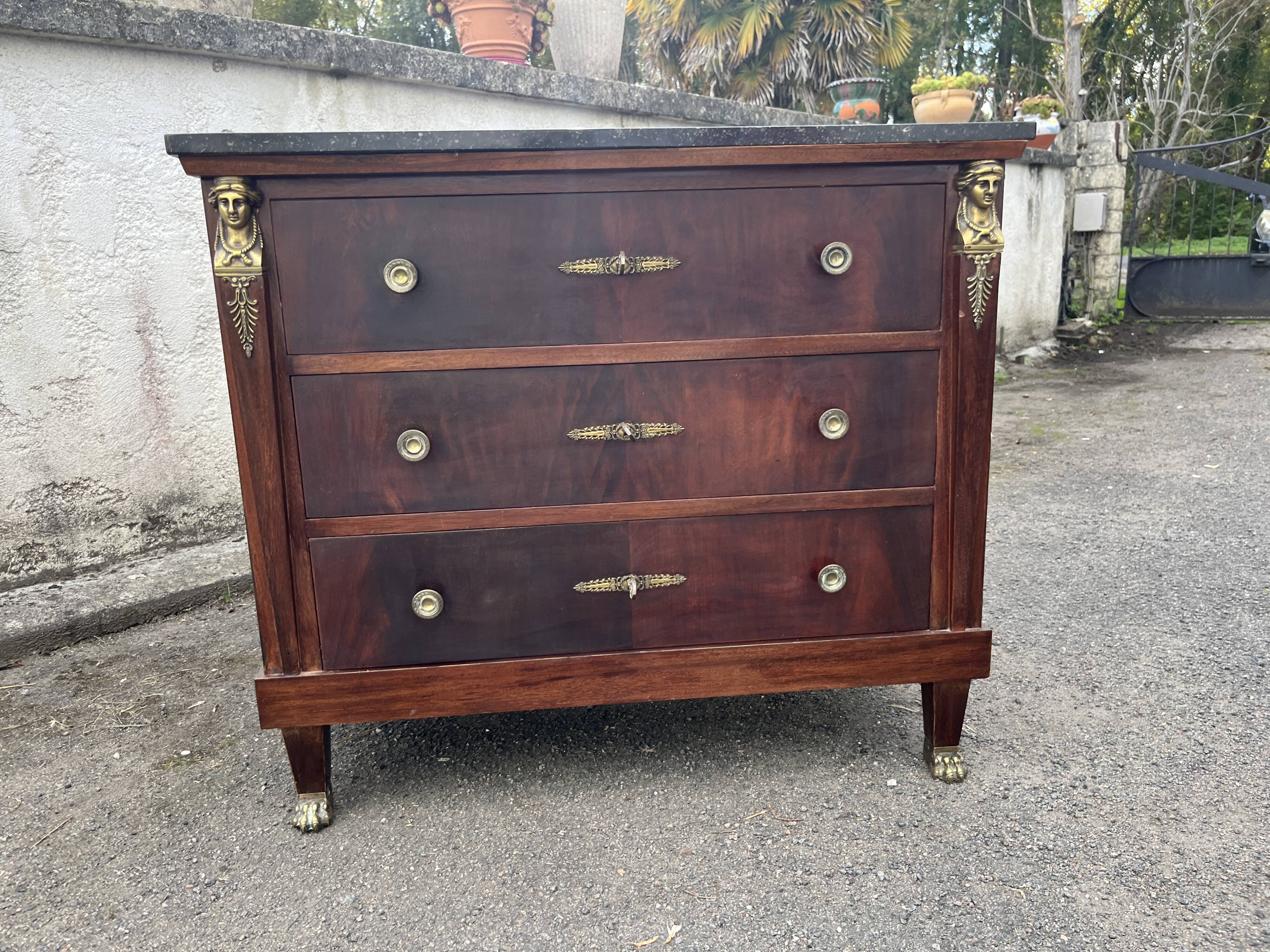 Commode Retour d’Égypte en acajou et bronze doré – dessus marbre noir