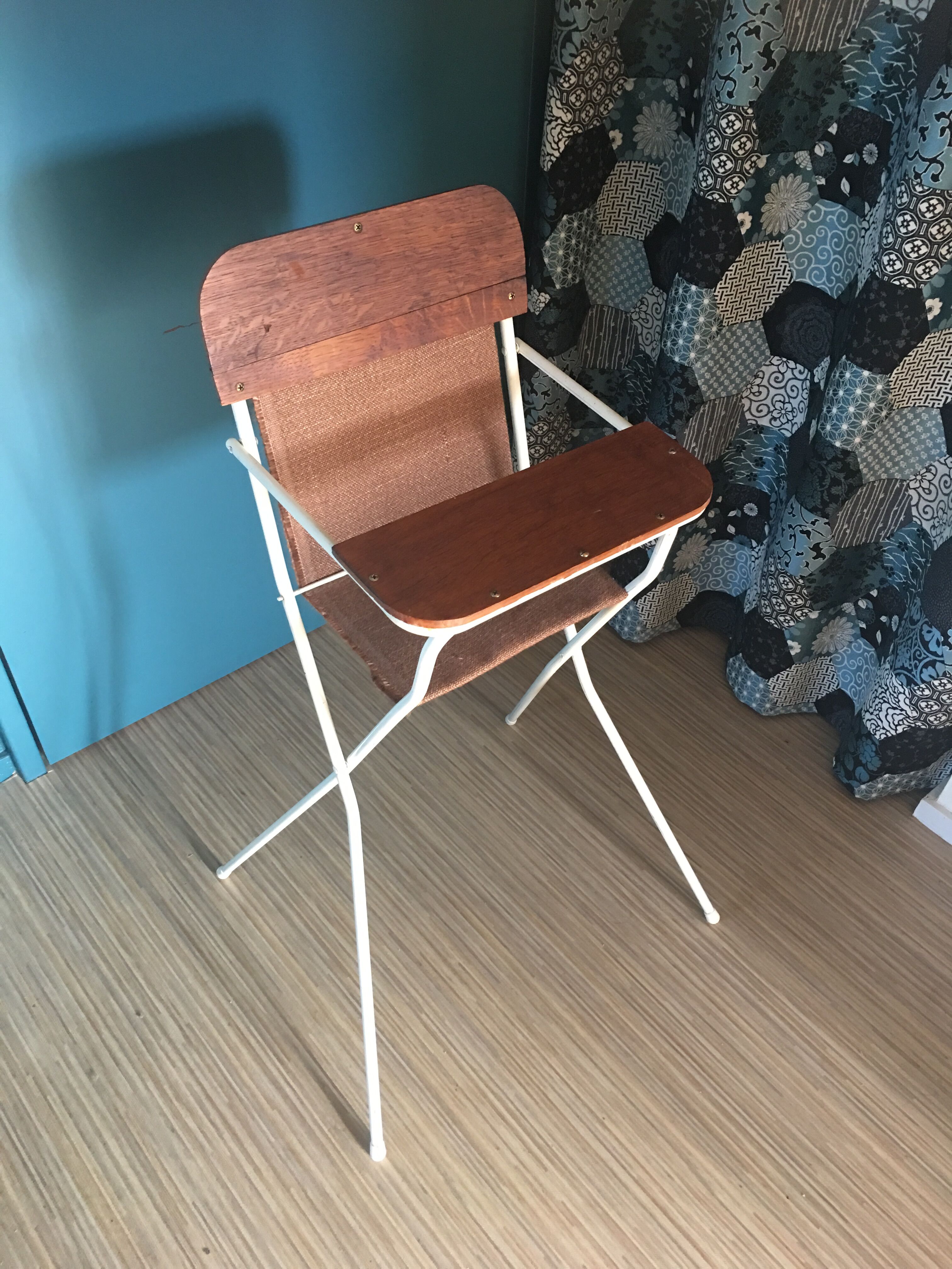 Vintage poupee chair