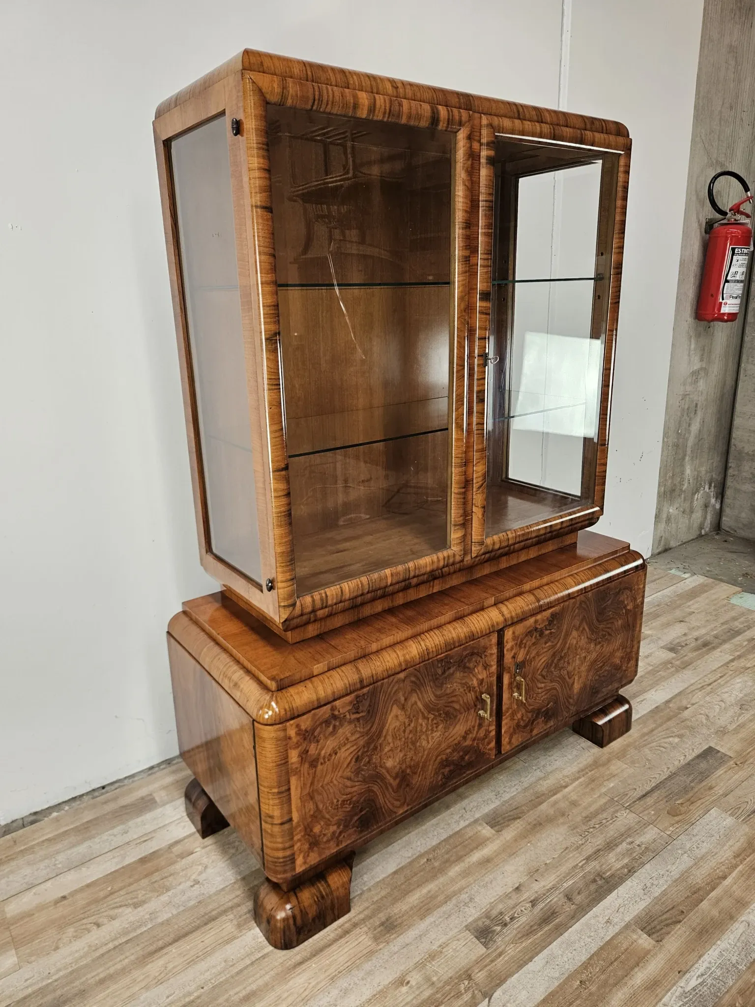 French Art Decò display cabinet from the 1940s in walnut