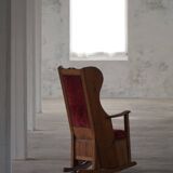 Antique English rocking chair in wood with red velvet upholstery, 19th century.
