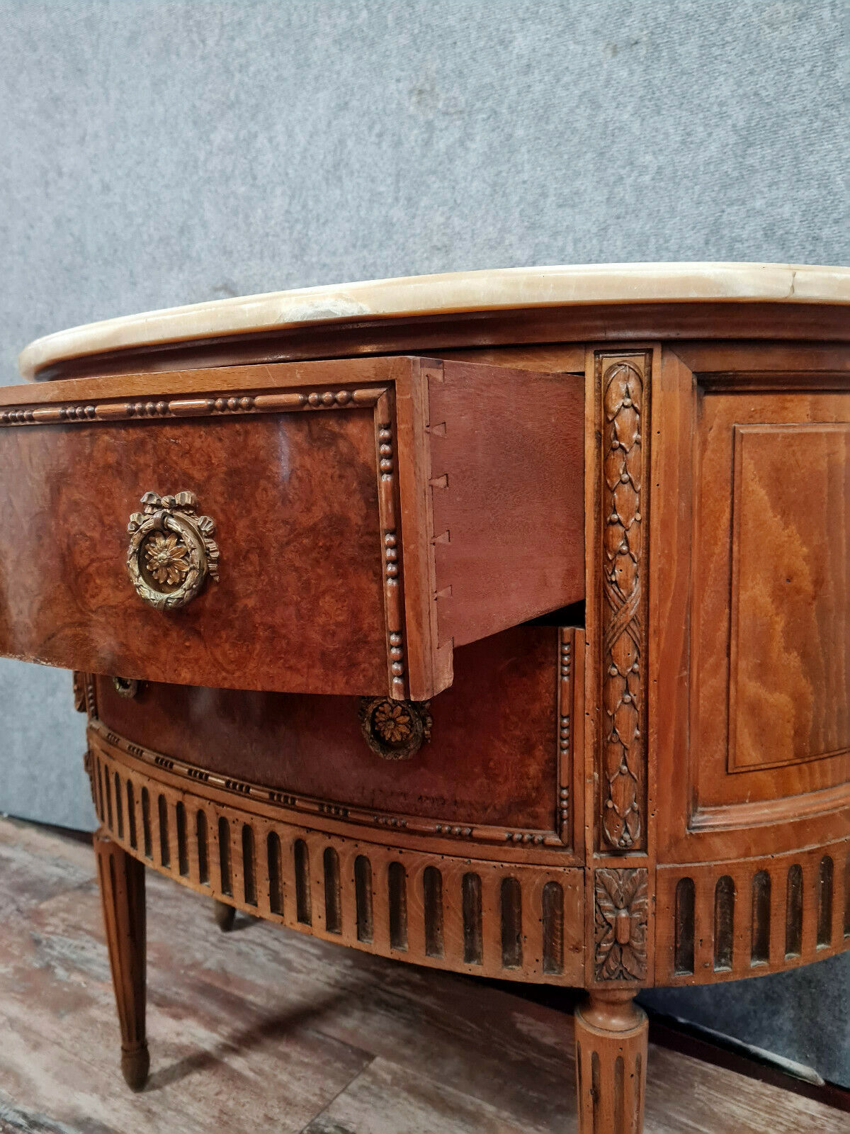 Commode sauteuse Louis XVI Demie lune en loupe d'orme et noyer vers 1900