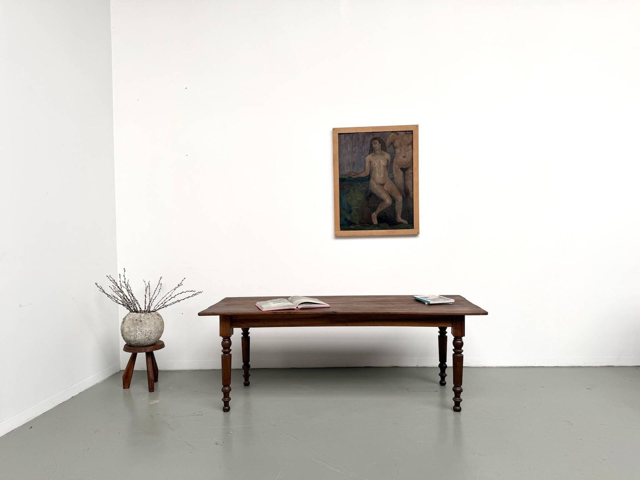 Table de ferme en noyer massif, pieds tournés, 1920