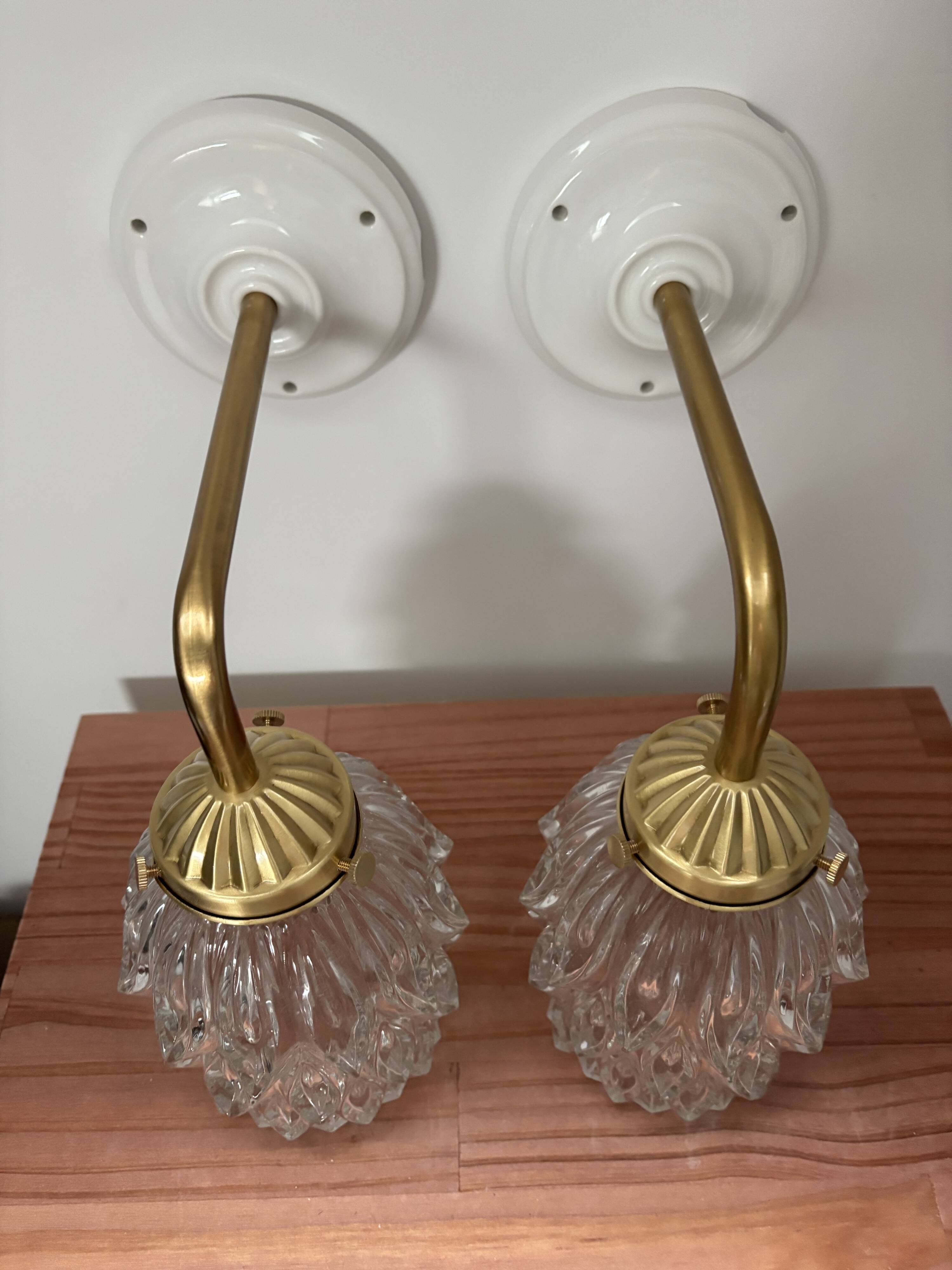 Paire d’appliques murales en verre ciselé