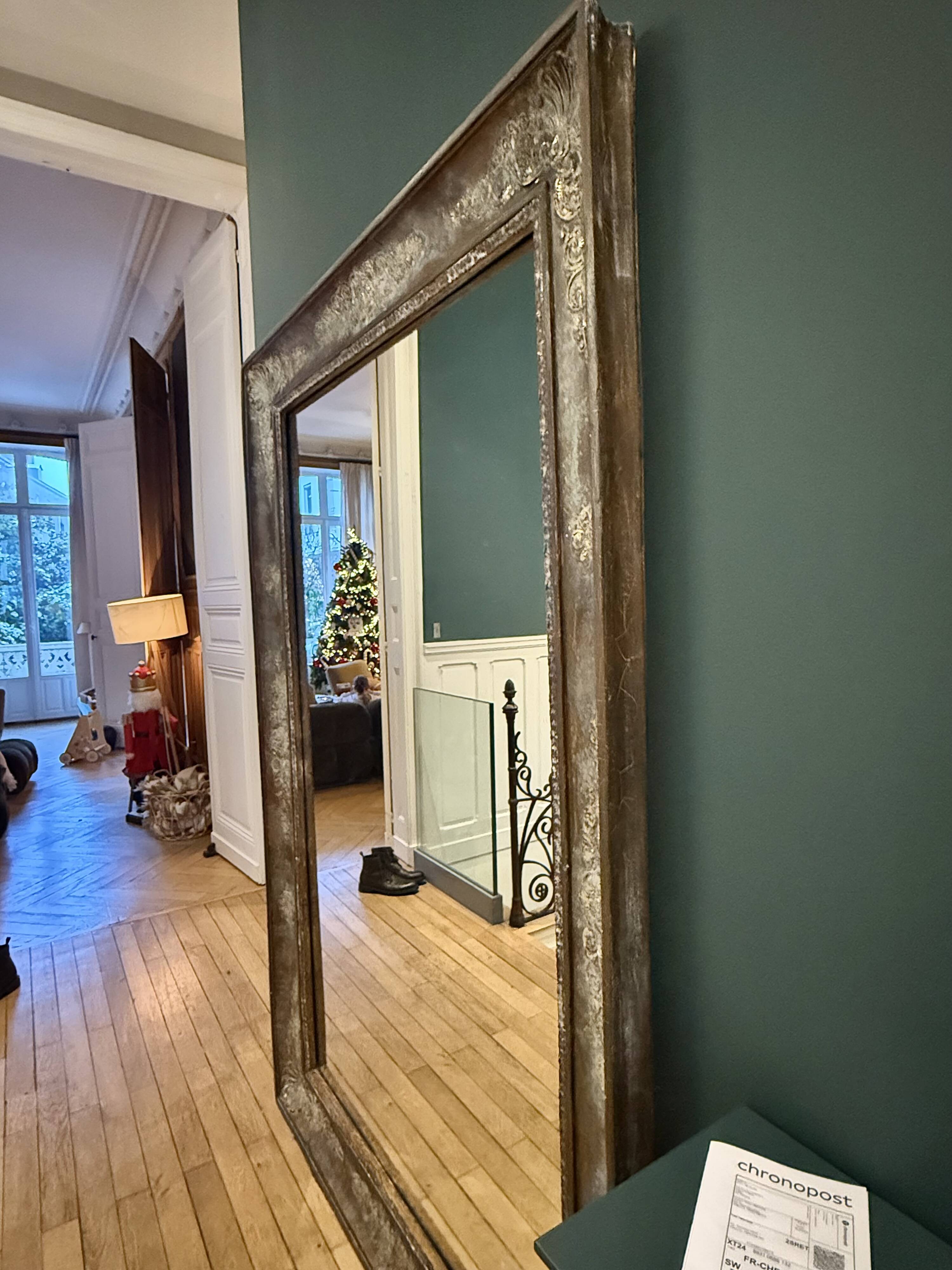 Very large mirror with a vintage effect.